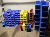 Partij (lege) magazijnbakken, diverse kleuren - afbeelding 1 van  5