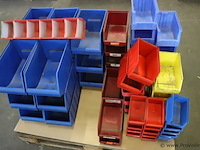 Partij (lege) magazijnbakken, diverse kleuren - afbeelding 1 van  6