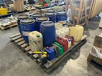 Partij lege vaten en jerrycans - afbeelding 1 van  6