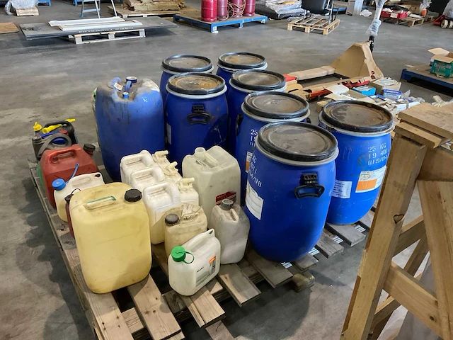 Partij lege vaten en jerrycans - afbeelding 2 van  6