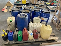 Partij lege vaten en jerrycans - afbeelding 3 van  6