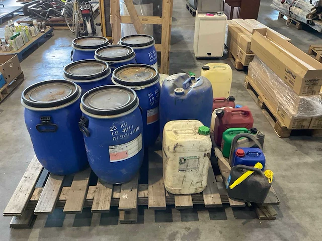 Partij lege vaten en jerrycans - afbeelding 5 van  6