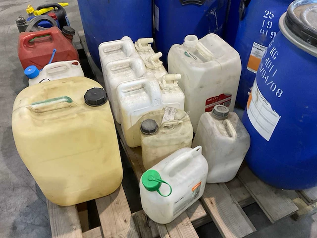 Partij lege vaten en jerrycans - afbeelding 6 van  6