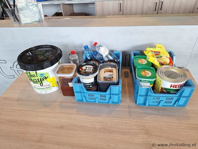 Partij levensmiddelen o.a. remia plantaardige mayo - afbeelding 1 van  5