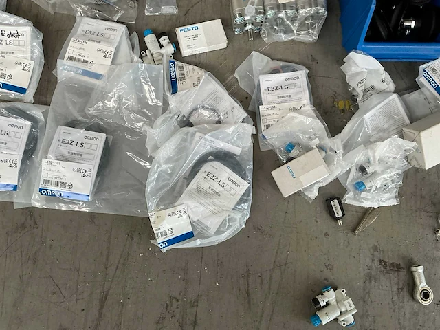 Partij machine en robot onderdelen - afbeelding 3 van  27