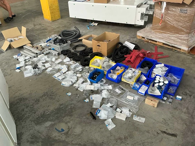Partij machine en robot onderdelen - afbeelding 1 van  27