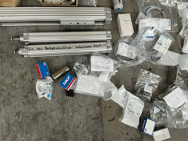 Partij machine en robot onderdelen - afbeelding 13 van  27