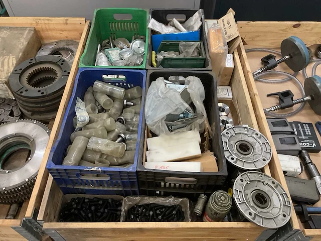Partij machine onderdelen - afbeelding 1 van  9