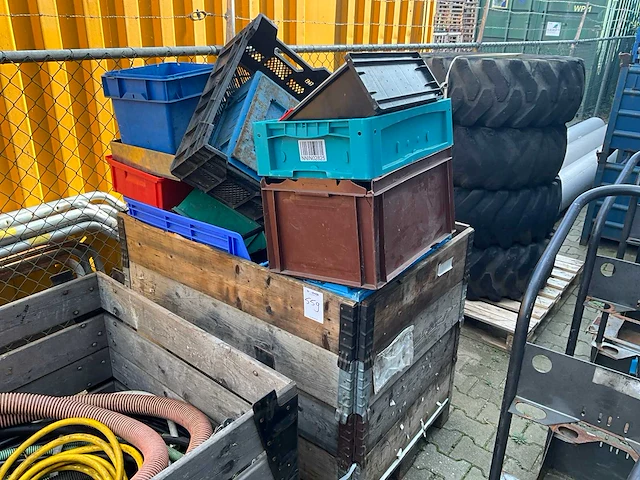 Partij magazijnbakken en kratten - afbeelding 1 van  3