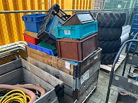 Partij magazijnbakken en kratten - afbeelding 1 van  3