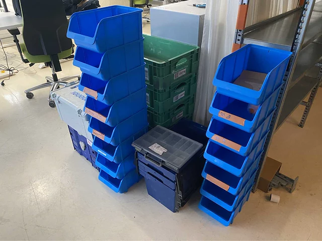 Partij magazijnbakken, koffers en kratten - afbeelding 1 van  2