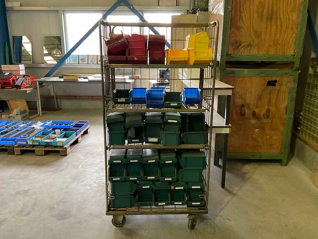 Partij magazijnbakken - afbeelding 1 van  3