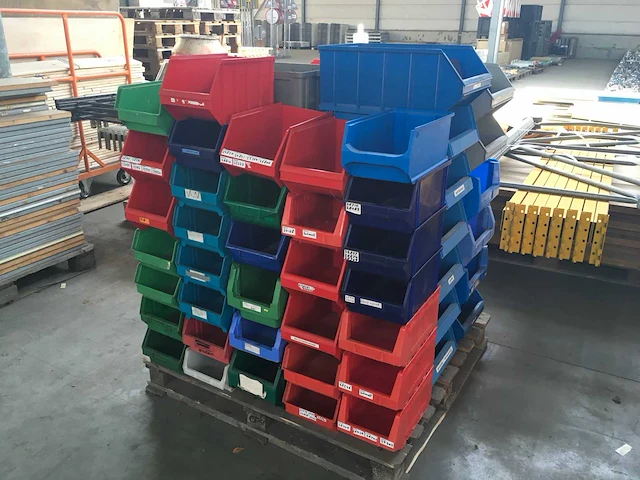 Partij magazijnbakken - afbeelding 1 van  4