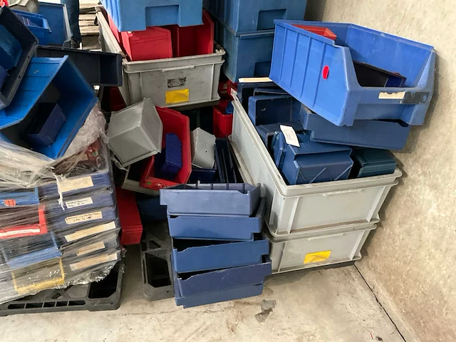 Partij magazijnbakken - afbeelding 3 van  8
