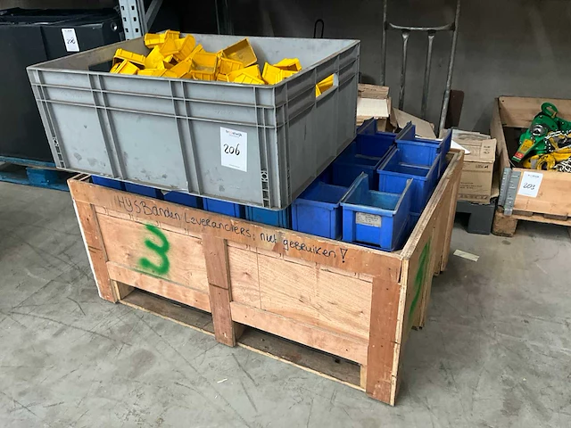 Partij magazijnbakken - afbeelding 1 van  5