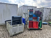 Partij magazijnbakken/kratten