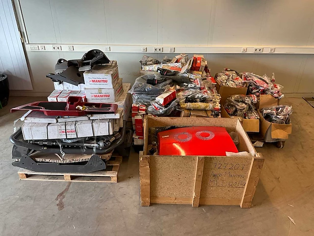 Partij manitou verreiker en heftruck onderdelen - afbeelding 1 van  25