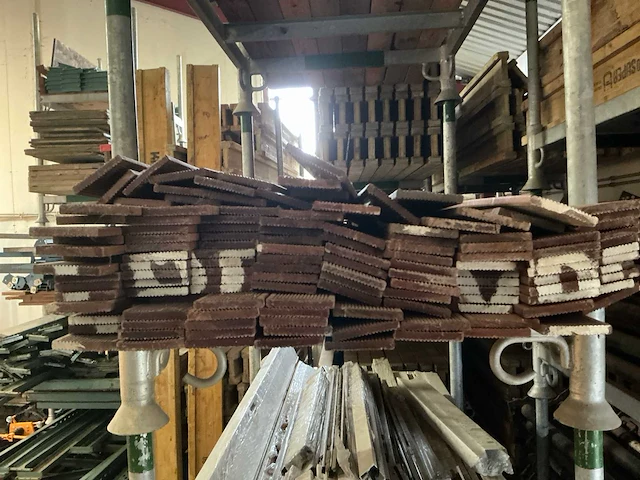 Partij maranti hardhout planken excl bak - afbeelding 4 van  6