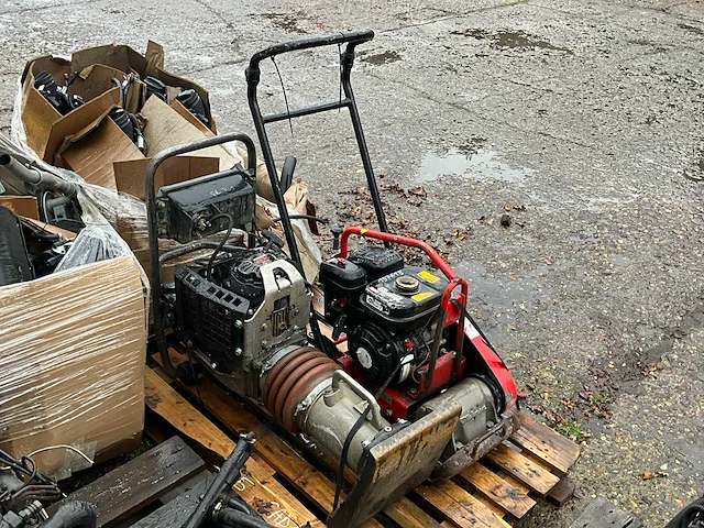 Partij materiaal en onderdelen volvo ec18 minikraan en diverse defecte motoren - afbeelding 2 van  32