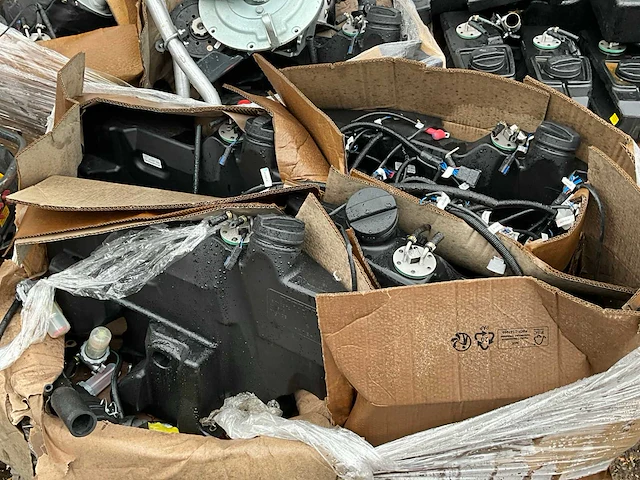 Partij materiaal en onderdelen volvo ec18 minikraan en diverse defecte motoren - afbeelding 3 van  32