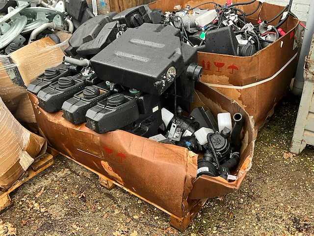 Partij materiaal en onderdelen volvo ec18 minikraan en diverse defecte motoren - afbeelding 5 van  32