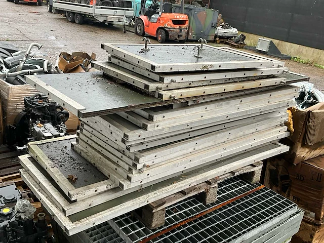 Partij materiaal en onderdelen volvo ec18 minikraan en diverse defecte motoren - afbeelding 10 van  32
