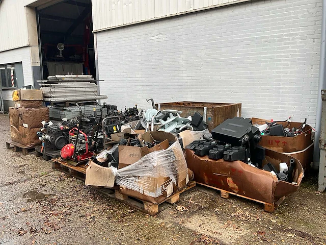Partij materiaal en onderdelen volvo ec18 minikraan en diverse defecte motoren - afbeelding 1 van  32