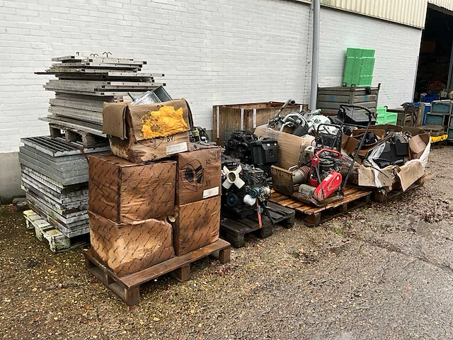 Partij materiaal en onderdelen volvo ec18 minikraan en diverse defecte motoren - afbeelding 12 van  32