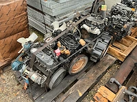 Partij materiaal en onderdelen volvo ec18 minikraan en diverse defecte motoren - afbeelding 23 van  32