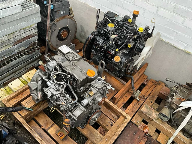 Partij materiaal en onderdelen volvo ec18 minikraan en diverse defecte motoren - afbeelding 27 van  32