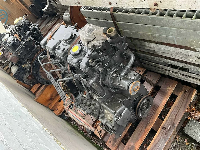 Partij materiaal en onderdelen volvo ec18 minikraan en diverse defecte motoren - afbeelding 30 van  32