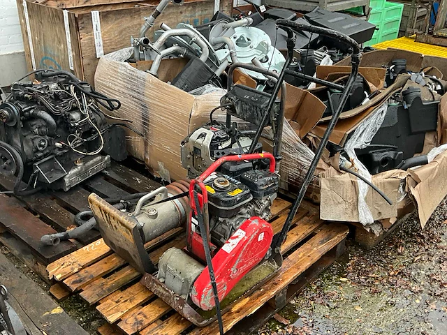 Partij materiaal en onderdelen volvo ec18 minikraan en diverse defecte motoren - afbeelding 32 van  32
