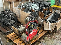Partij materiaal en onderdelen volvo ec18 minikraan en diverse defecte motoren - afbeelding 32 van  32