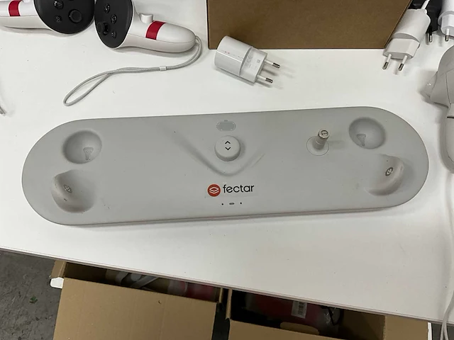 Partij meta quest vr-headsets met accessoires en oplaadstations - afbeelding 3 van  11