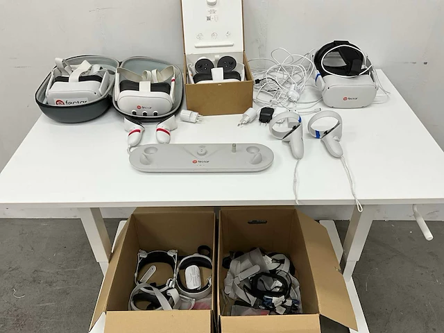Partij meta quest vr-headsets met accessoires en oplaadstations - afbeelding 1 van  11