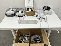 Partij meta quest vr-headsets met accessoires en oplaadstations - afbeelding 1 van  11
