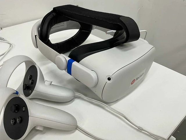 Partij meta quest vr-headsets met accessoires en oplaadstations - afbeelding 4 van  11