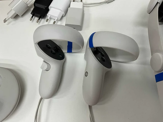 Partij meta quest vr-headsets met accessoires en oplaadstations - afbeelding 5 van  11
