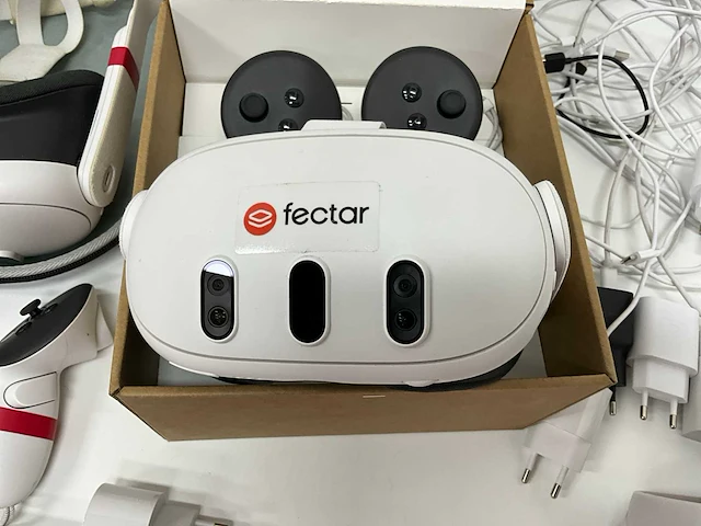 Partij meta quest vr-headsets met accessoires en oplaadstations - afbeelding 7 van  11