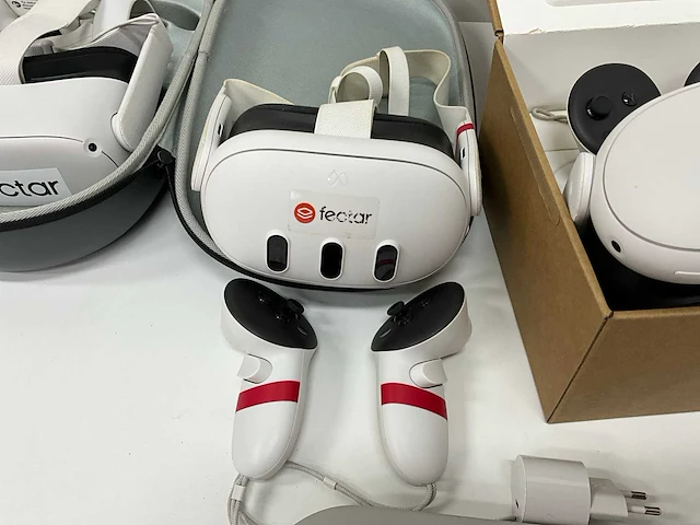 Partij meta quest vr-headsets met accessoires en oplaadstations - afbeelding 8 van  11