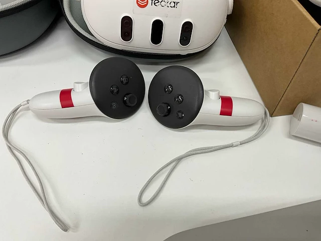 Partij meta quest vr-headsets met accessoires en oplaadstations - afbeelding 9 van  11