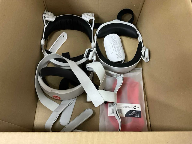Partij meta quest vr-headsets met accessoires en oplaadstations - afbeelding 11 van  11