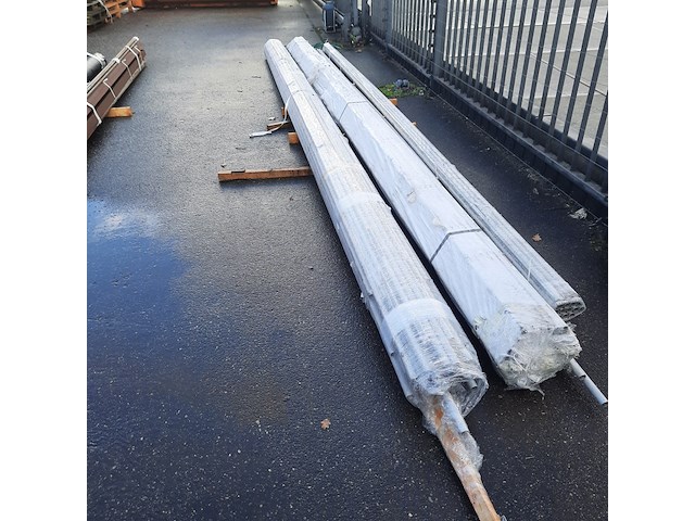 Partij metalen buizen - afbeelding 1 van  8