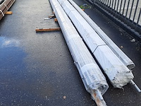 Partij metalen buizen