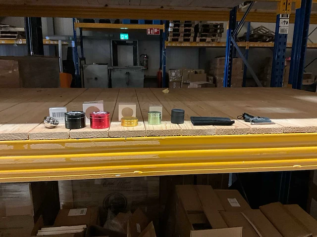 Partij metalen grinders - afbeelding 1 van  6