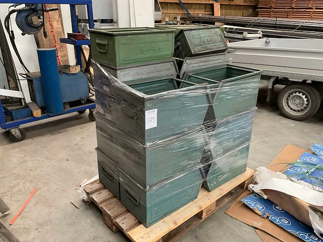 Partij metalen magazijnbakken - afbeelding 1 van  3
