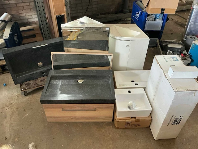 Partij meubel met spiegel en wastafels, pendeldeur, douche wtw - afbeelding 1 van  13