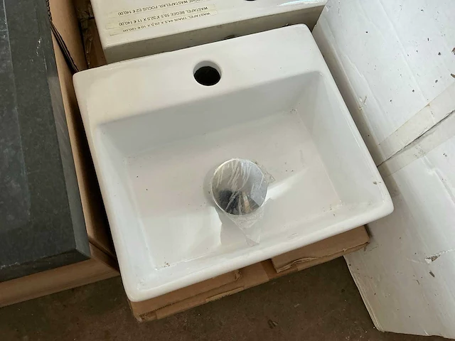 Partij meubel met spiegel en wastafels, pendeldeur, douche wtw - afbeelding 8 van  13