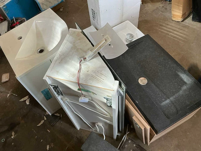 Partij meubel met spiegel en wastafels, pendeldeur, douche wtw - afbeelding 13 van  13
