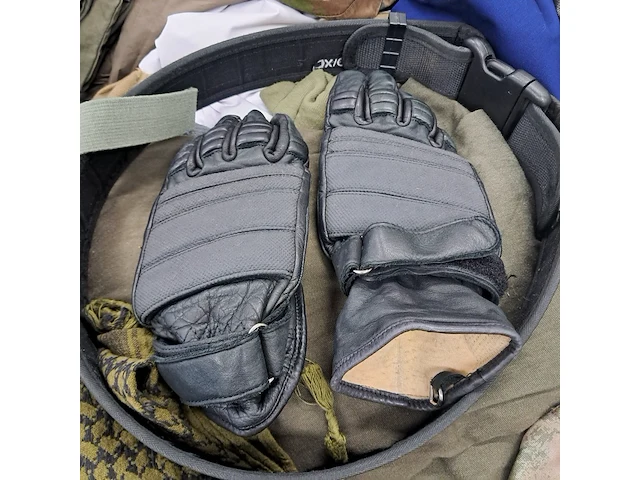 Partij militaire kleding en uitrusting nederlands leger, o.a. kpu /kl/ woodland - afbeelding 2 van  19